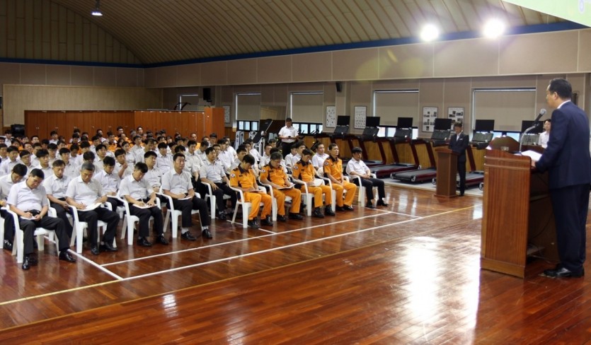 조창래 용인소방서장이 용인소방서 직원들과 함께 음주운전 근절을 위한 공감토크를 진행하고 있다..JPG